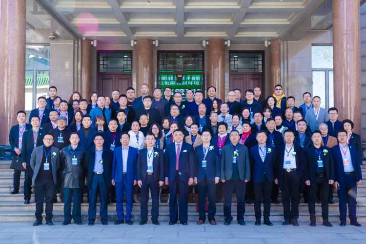 参会人员合影留念.jpg